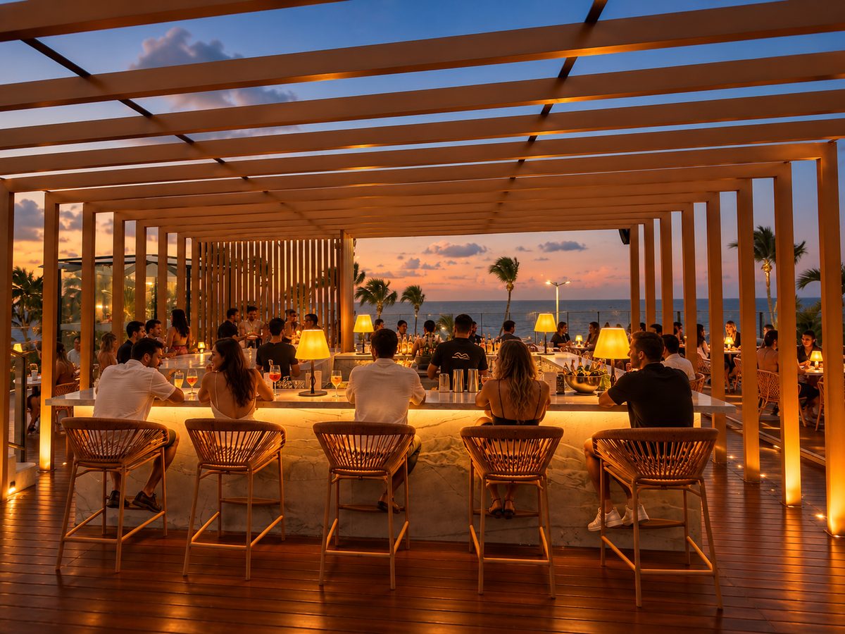 O mesmo balcão em operação pelo Yacht Bar, cheio de clientes ao pôr do sol