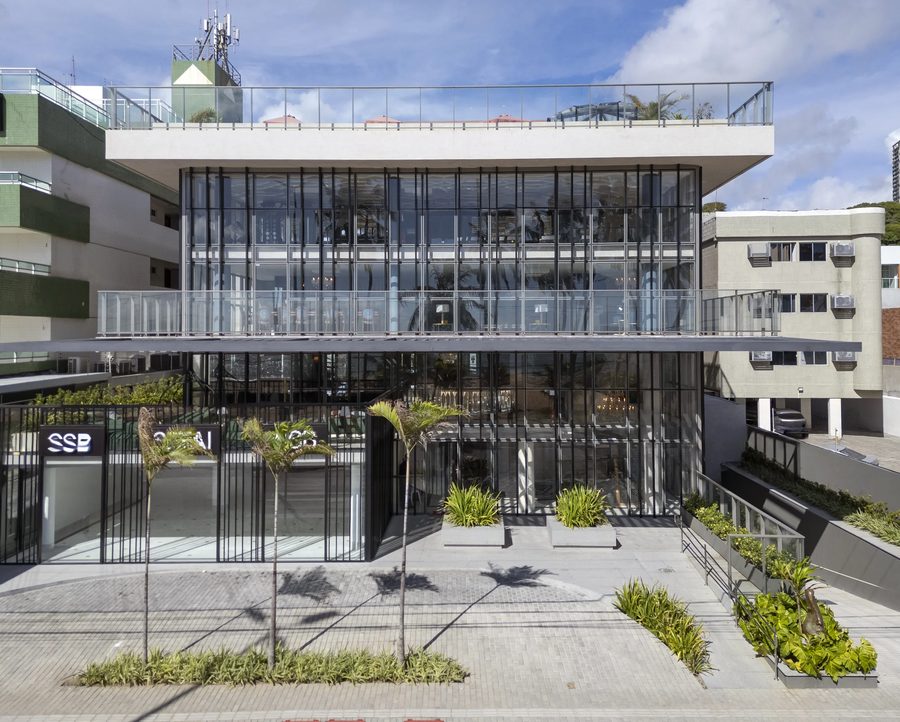 Fachada de vidro do Setai Sandro Barros vista da avenida, com jardins na calçada