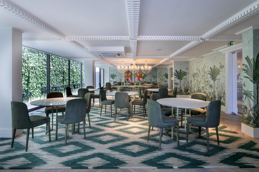 Salão de restaurante do Setai Sandro Barros, com piso geométrico verde e mesas postas